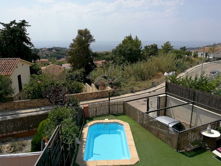 Casa con piscina, jardín y barbacoa